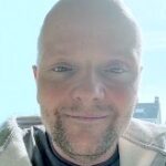 hij ziet en zegt alles